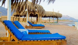 Praia particular, barracas de praia de cortesia, espreguiçadeiras 