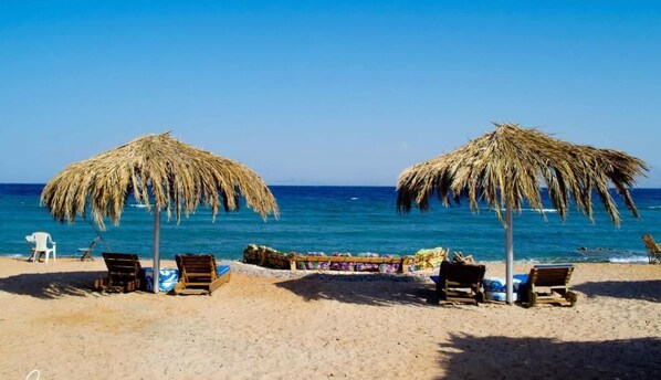 Privatstrand, Cabañas (kostenlos), Liegestühle, Sonnenschirme