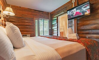 Itty-Bitty King Room in Poplar Lodge (Motel) | Decoración individual y mobiliario individual