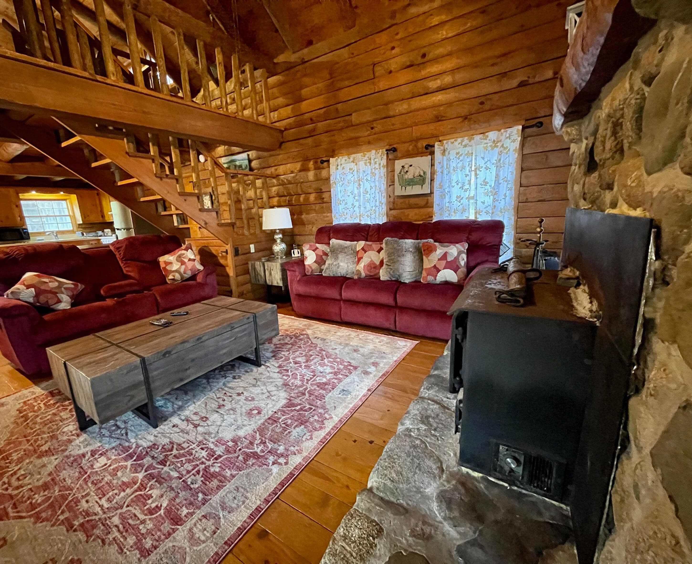 ベーシック キャビン 1 ベッドルーム | リビング エリア | 36 インチの薄型テレビ (衛星放送視聴可)、テレビ