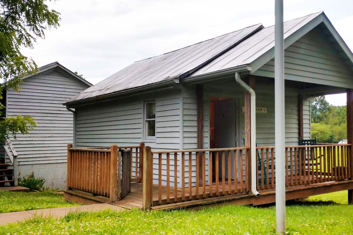 Old Farmhouse - Itty-bitty cottage | Individually decorated, individually furnished, laptop workspace