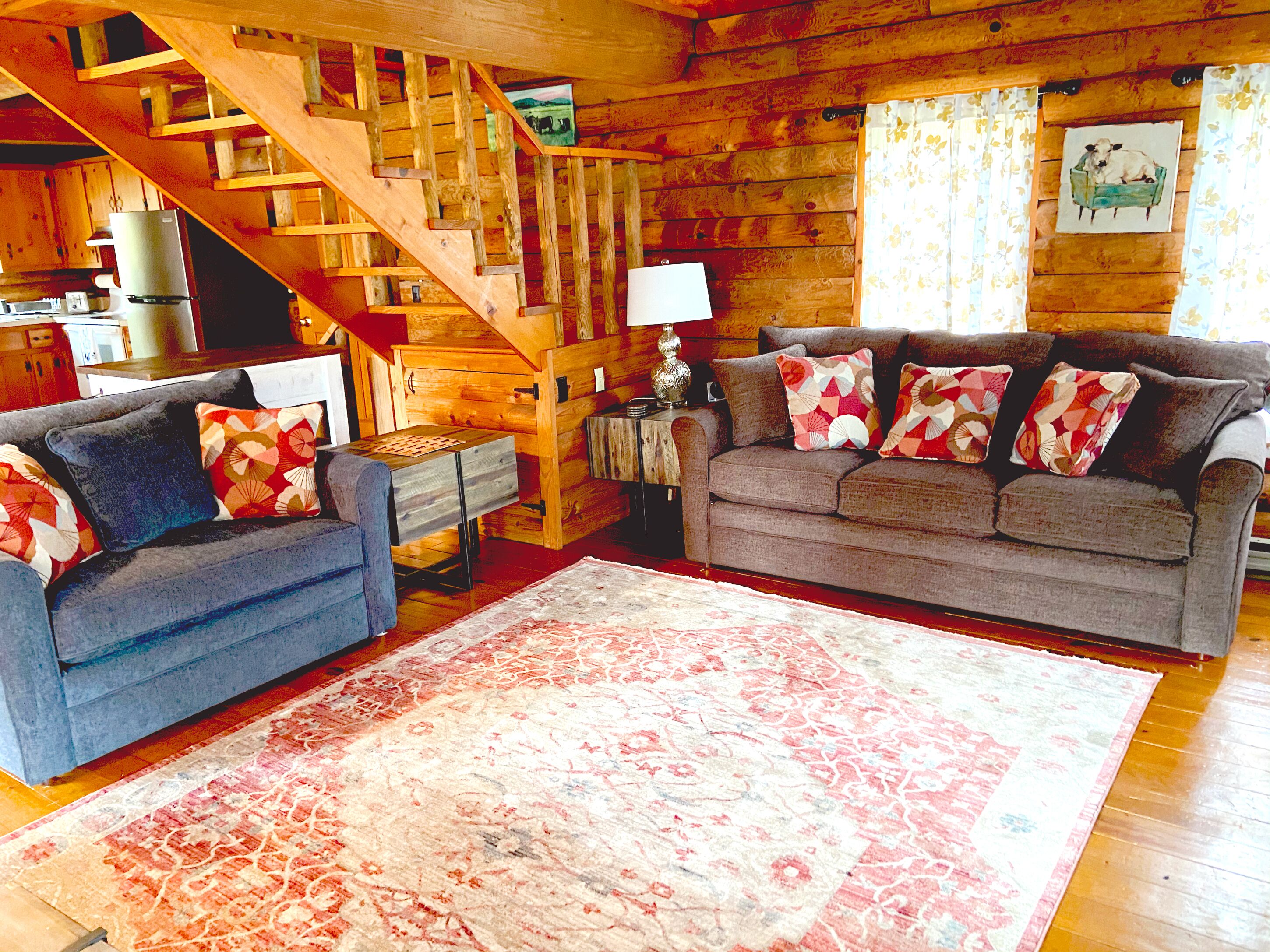 Joanie's Place | Living area | 36-inch flat-screen TV with satellite channels, TV