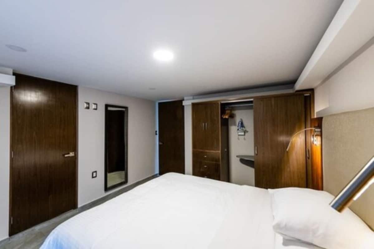 1 bedroom, in-room safe, desk, laptop workspace