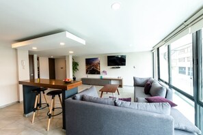 Leilighet – standard, 1 soverom | Oppholdsområde | En 32-tommers Flatskjerm-TV med digitale kanaler samt TV