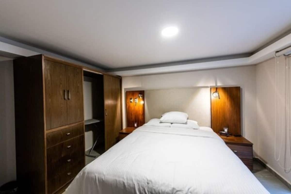 1 bedroom, in-room safe, desk, laptop workspace