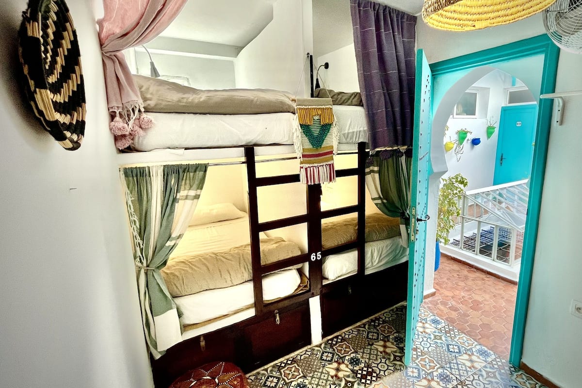 Cortinas blackout, wifi gratis y ropa de cama