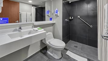 Dusche, kostenlose Toilettenartikel, Haartrockner, Handtücher
