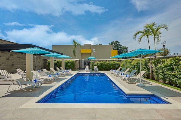 Udendørs pool, åben fra kl. 08.00 til kl. 20.00, parasoller, liggestole