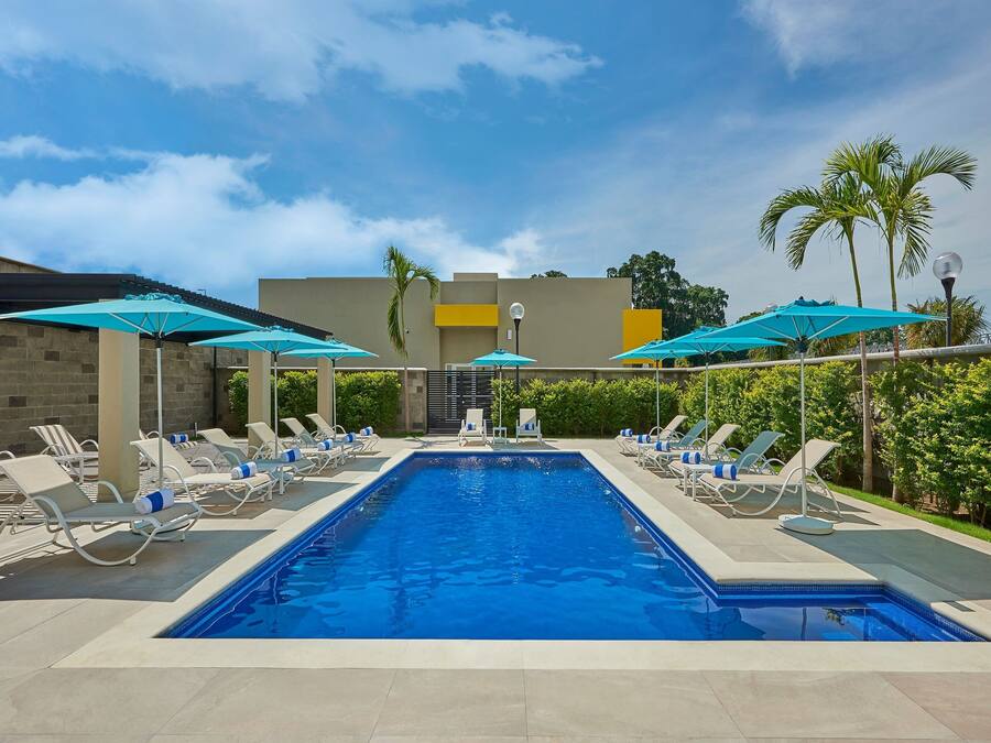 Una piscina al aire libre (de 08:00 a 20:00), sombrillas, tumbonas