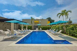 Outdoor pool, open 8:00 AM to 8:00 PM, pool umbrellas, sun loungers - City Express by Marriott Tapachula (Tapachula)