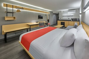 Escritorio, tabla de planchar con plancha, wifi gratis y ropa de cama