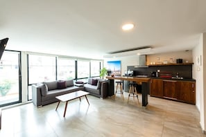 Basic Apartment, 1 Queen Bed | Living area