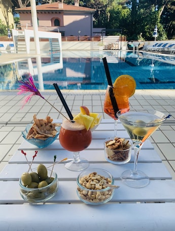 Seasonal outdoor pool. Hotel Deanna Golf