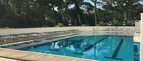 Una piscina al aire libre de temporada