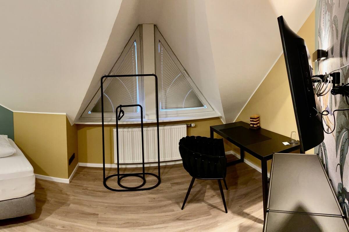 Exclusive Single Room | Desk, blackout drapes, soundproofing, WiFi (free)
