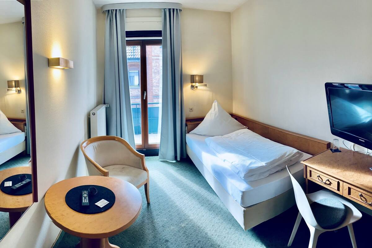 Economy Single Room | Desk, blackout drapes, soundproofing, WiFi (free)