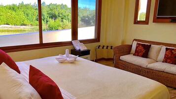 Lava Heron Apartment, Non-Smoking | Selimut bulu angsa, brankas, tirai kedap cahaya, dan kedap suara