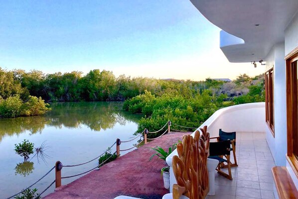 Lava Heron Apartment, Non-Smoking | Down comforters, in-room safe, blackout drapes, soundproofing