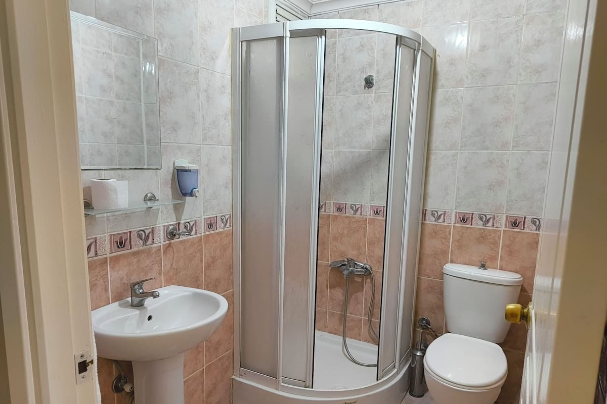 Buồng tắm vòi sen, đồ dùng nhà tắm miễn phí, máy sấy tóc