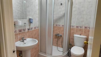 Dusche, kostenlose Toilettenartikel, Haartrockner, Hausschuhe