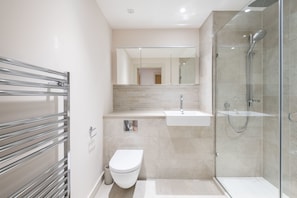 Apartment (2 Bedrooms) | Bathroom | Shower, free toiletries, hair dryer, towels