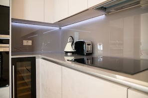 Apartment (2 Bedrooms) | Private kitchen | Fridge, microwave, oven, stovetop