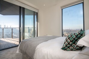 2 bedrooms, premium bedding, laptop workspace, iron/ironing board - Modern Family Home close to Victoria Station (London)