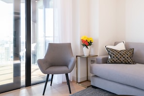 Căn hộ (2 Bedrooms) | Phòng khách | Smart TV 