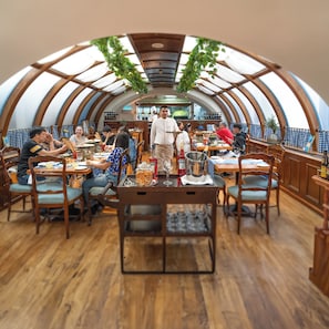 Hi ha 3 restaurants i s'hi serveixen esmorzars; plats de cuina italiana