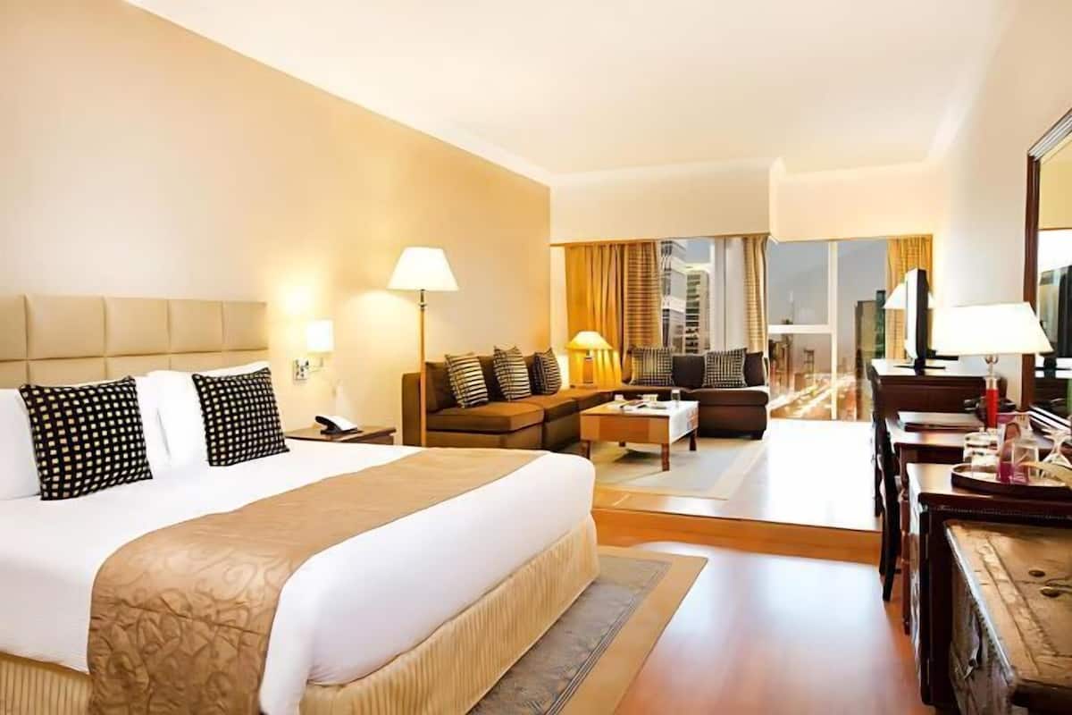 1 quarto, frigobar, cofres nos quartos, escrivaninha