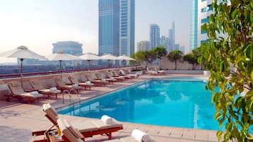 Piscina externa, funciona das 8h às 20h, guarda-sóis