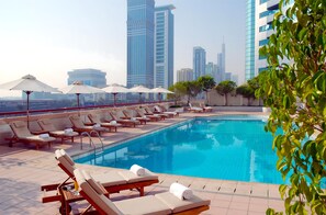 Una piscina al aire libre (de 08:00 a 20:00), sombrillas