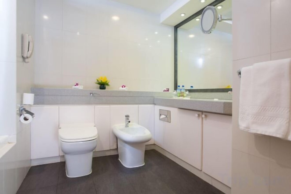 Badewanne, Komfortbadewanne, kostenlose Toilettenartikel, Haartrockner