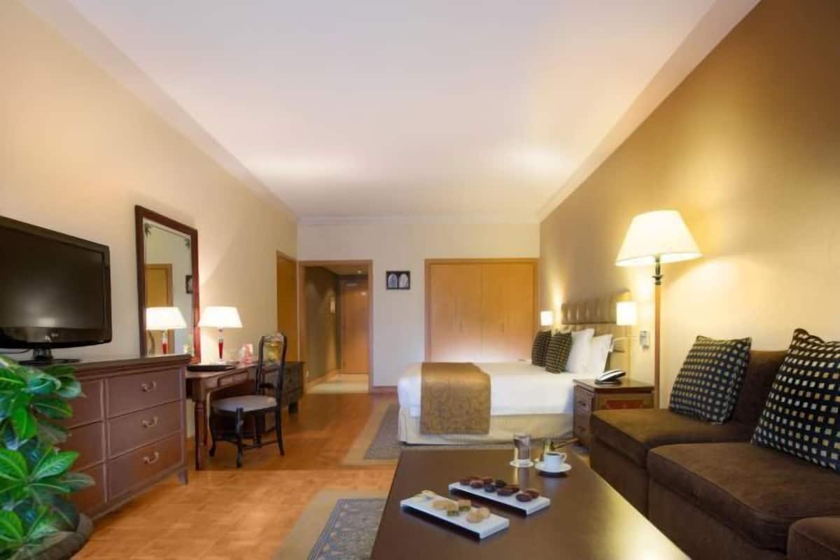 1 quarto, frigobar, cofres nos quartos, escrivaninha