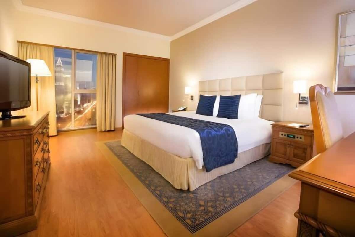 1 quarto, frigobar, cofres nos quartos, escrivaninha