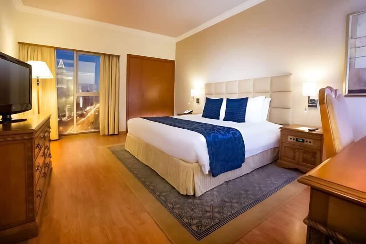 1 quarto, frigobar, cofres nos quartos, escrivaninha