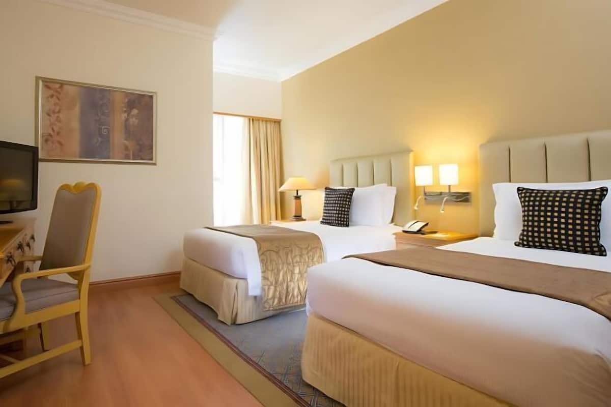1 quarto, frigobar, cofres nos quartos, escrivaninha