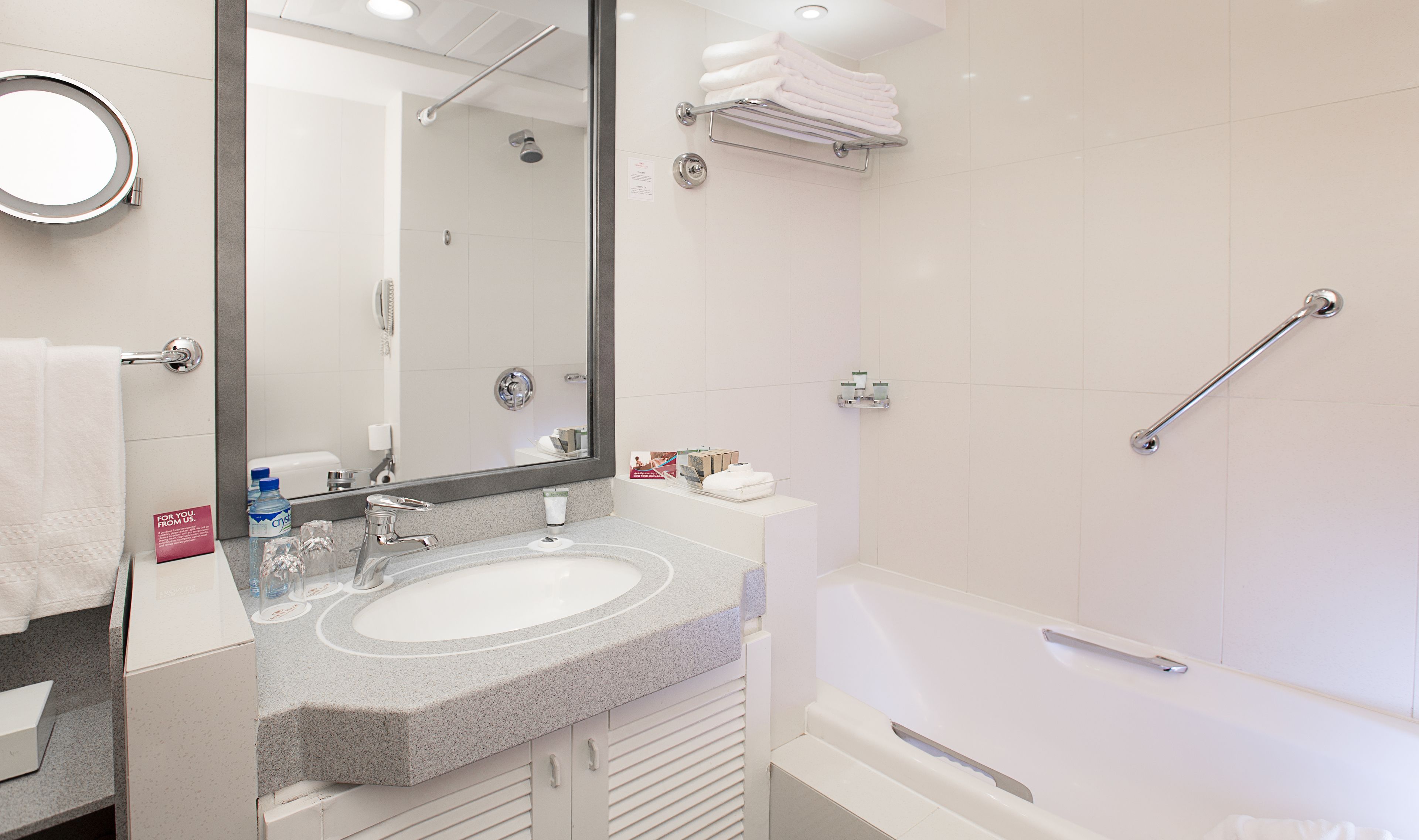 Minibar, safe på rommet, skrivebord og skrivebord for bærbar PC