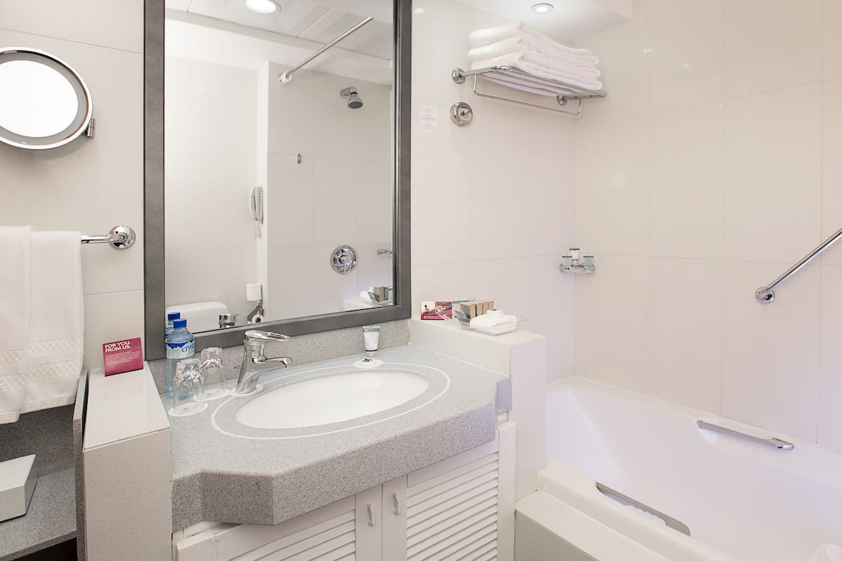 Minibar, safe på rommet, skrivebord og skrivebord for bærbar PC