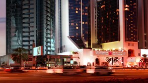 Un edificio moderno con un llamativo letrero que dice 'Millennium Plaza Downtown'.