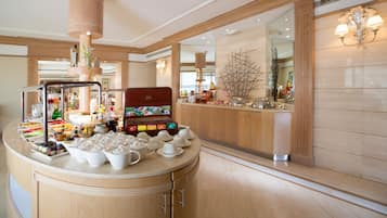 Tägliches Frühstücksbuffet (145 AED pro Person)