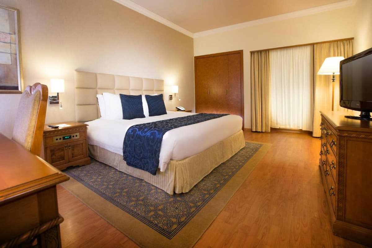 Suite, 1 slaapkamer | 1 slaapkamer, een minibar, een kluis op de kamer, een bureau