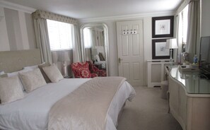 Superior tweepersoonskamer, 1 kingsize bed, niet-roken, uitzicht op tuin | Individueel gedecoreerd, individueel gemeubileerd, een bureau