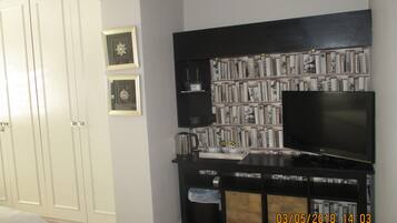 Deluxe Double Room, 1 Queen Bed, Non Smoking, Garden View | Individually decorated, individually furnished, desk, free WiFi