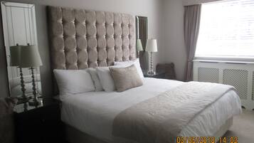 Deluxe-Doppelzimmer, 1 Queen-Bett, Nichtraucher, Gartenblick | Individuell dekoriert, individuell eingerichtet, Schreibtisch