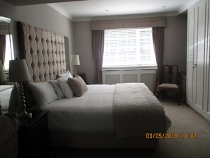 Deluxe tweepersoonskamer, 1 queensize bed, niet-roken, uitzicht op tuin | Individueel gedecoreerd, individueel gemeubileerd, een bureau