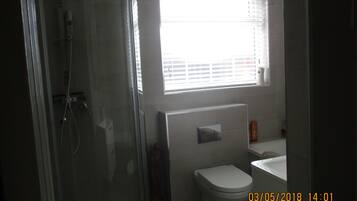 Deluxe Double Room, 1 Queen Bed, Non Smoking, Garden View | Bathroom