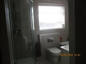 Deluxe tweepersoonskamer, 1 queensize bed, niet-roken, uitzicht op tuin | Badkamer