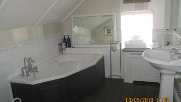Superior-Doppelzimmer, 1 King-Bett, Nichtraucher, Gartenblick | Whirlwanne