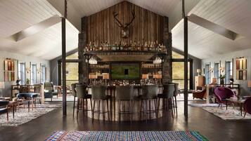 2 bars/lounges, swim-up bar